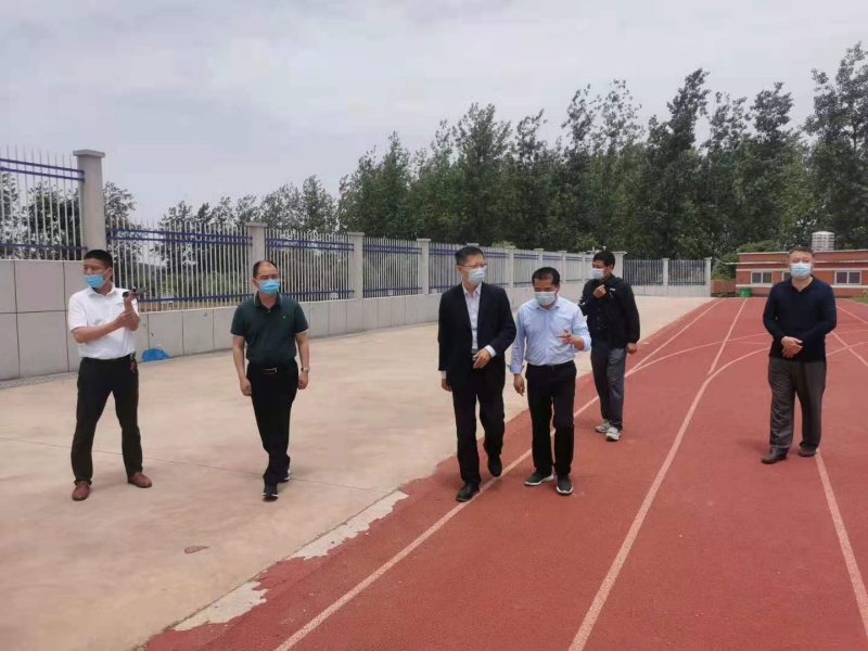 王俊在彭塔中心校.jpg