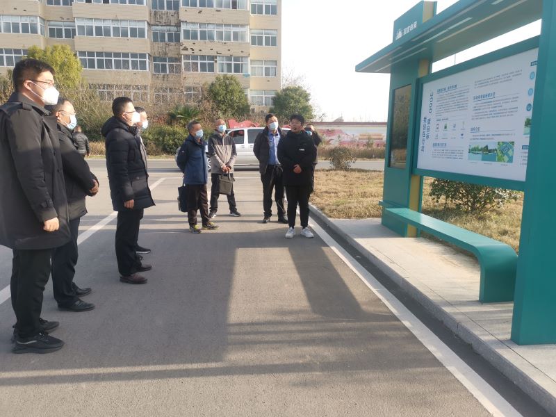 在岔路所听介绍.jpg