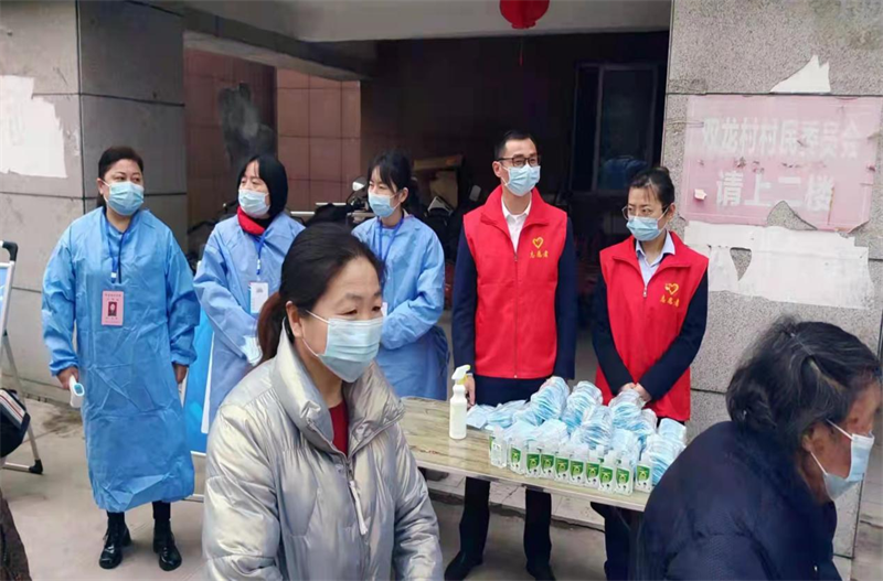 县人大代表、双龙村妇女主任虎群在双龙家园组织全员核酸检测工作.png