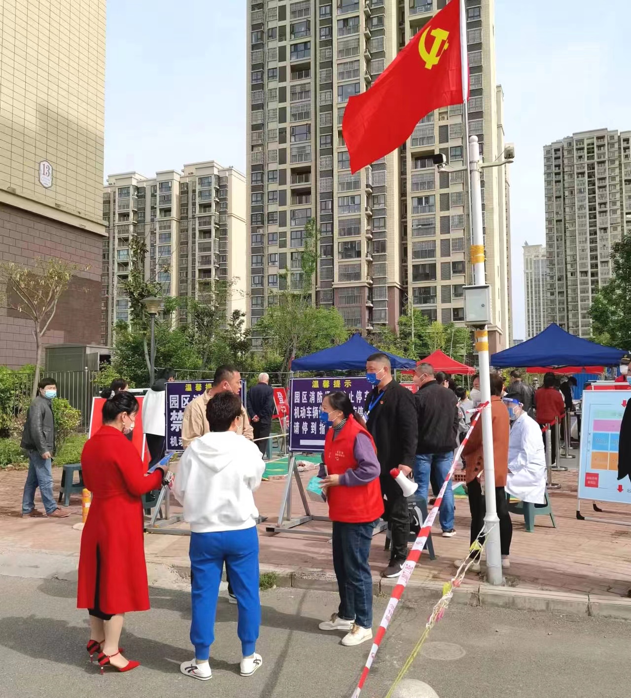 孙晶晶（县人大代表、城关镇人大副主席）在泽沟村核酸采样点值勤.jpg