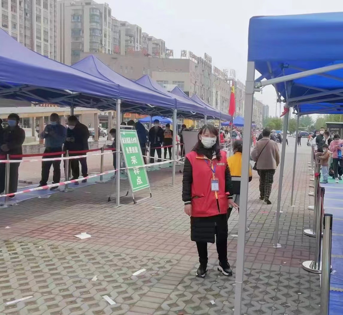 李仁平（市人大代表、城关镇农综站站长）在五岳社区苏润广场核酸采样点值守.jpg