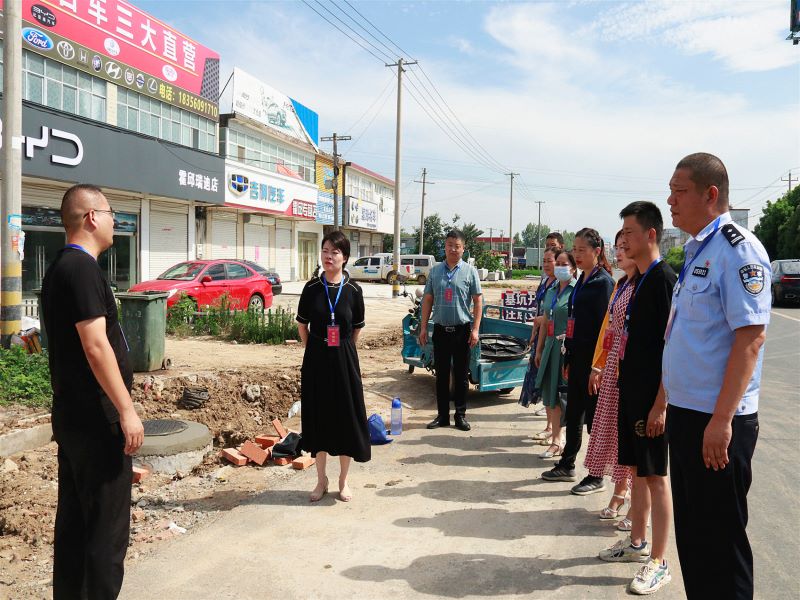 霍邱县人大代表宋店镇小组正在八里村视察调研在建项目——污水管网工程.jpg