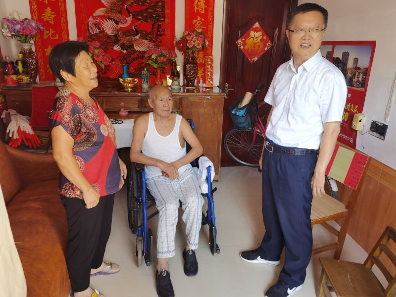中秋慰问片区群众.jpg