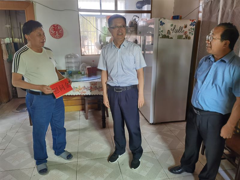中秋慰问困难群众.jpg