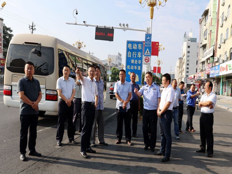 讨论交通情况.jpg