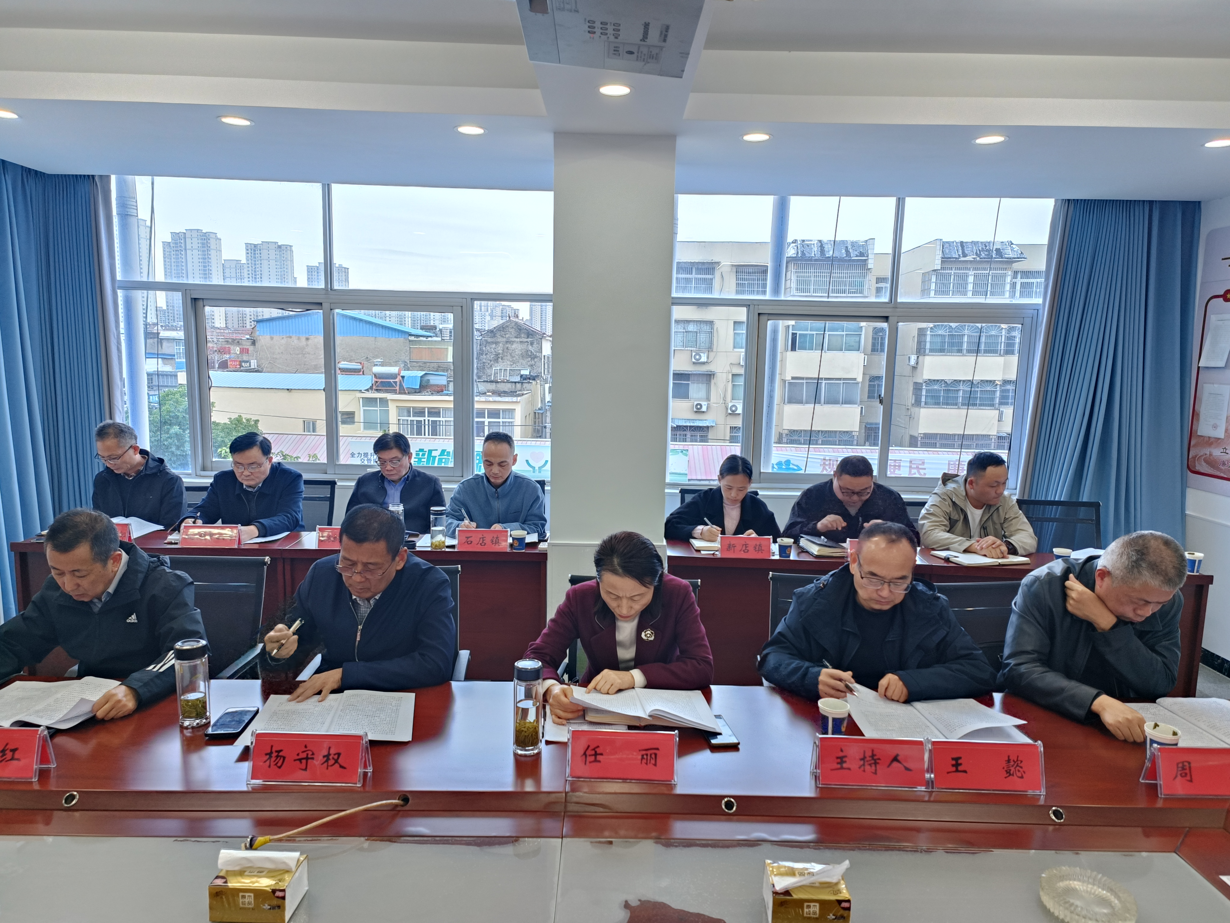 座谈会.jpg 座谈会.jpg